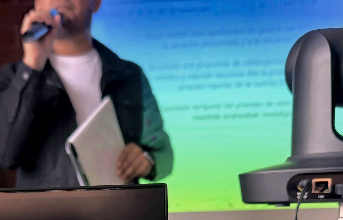 Cámara 4K tipo PTZ y monitor de producción en el puesto técnico de una asamblea de propiedad horizontal montada por CLICK en Bogotá