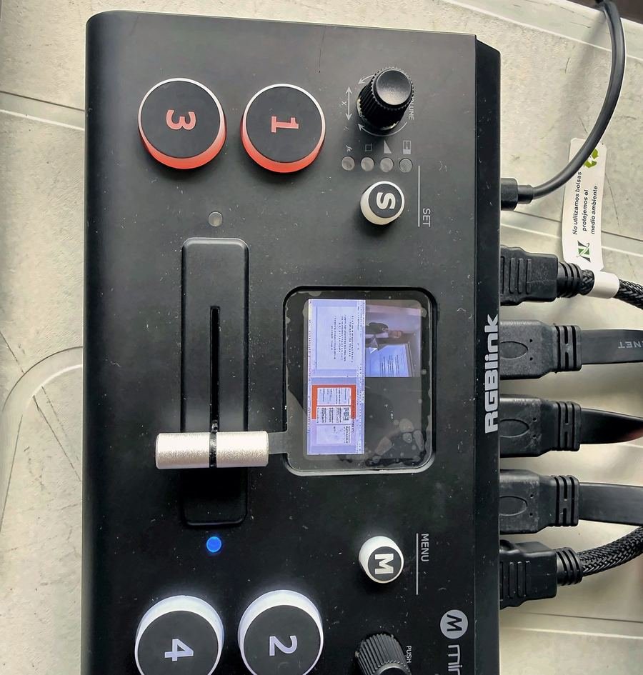 Switcher de video con cuatro entradas HDMI operado por CLICK para mezclar cámara y presentación en una asamblea híbrida