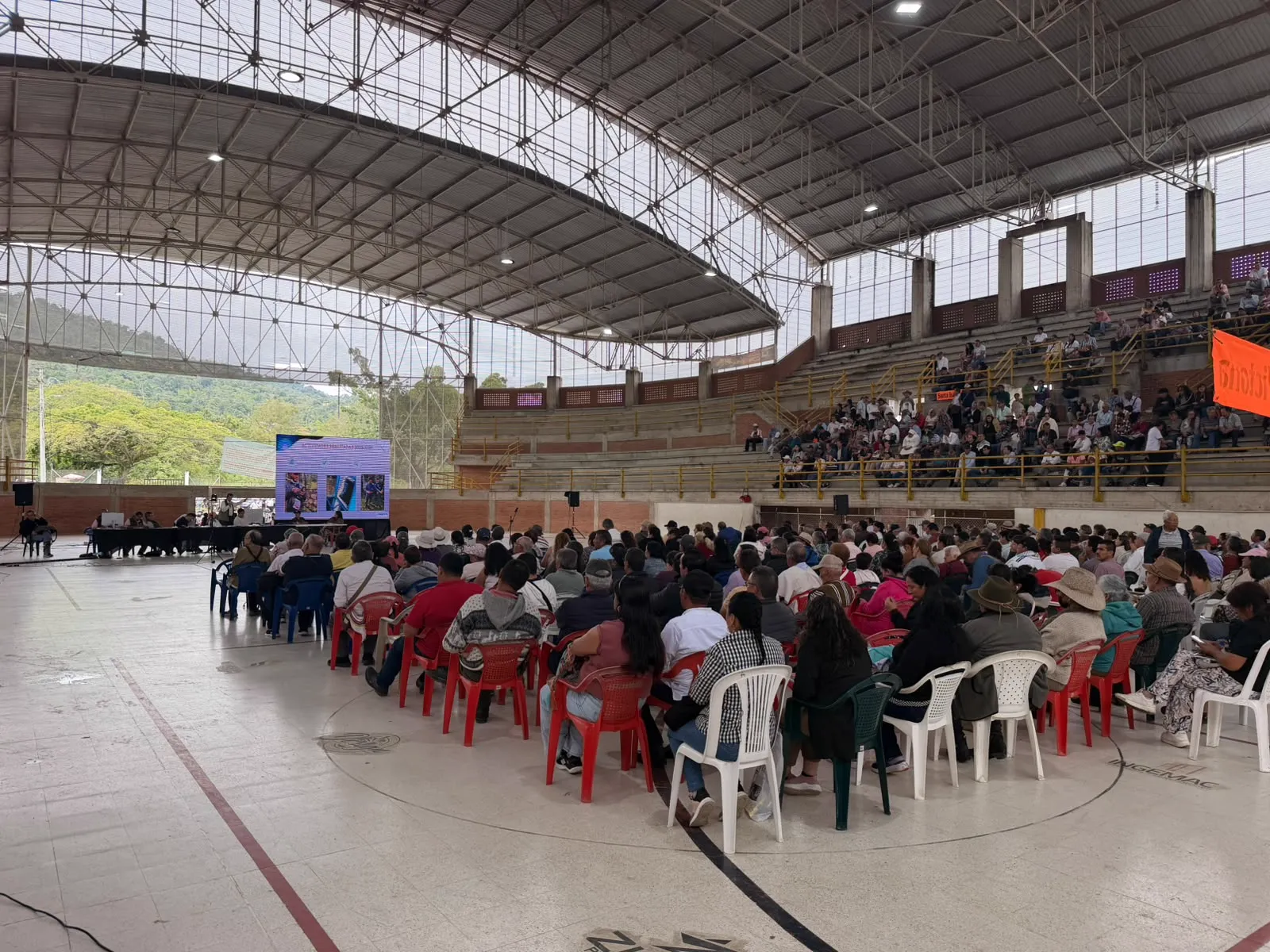 Asamblea de gran formato en coliseo cubierto. CLICK, logística y votación electrónica para asambleas.