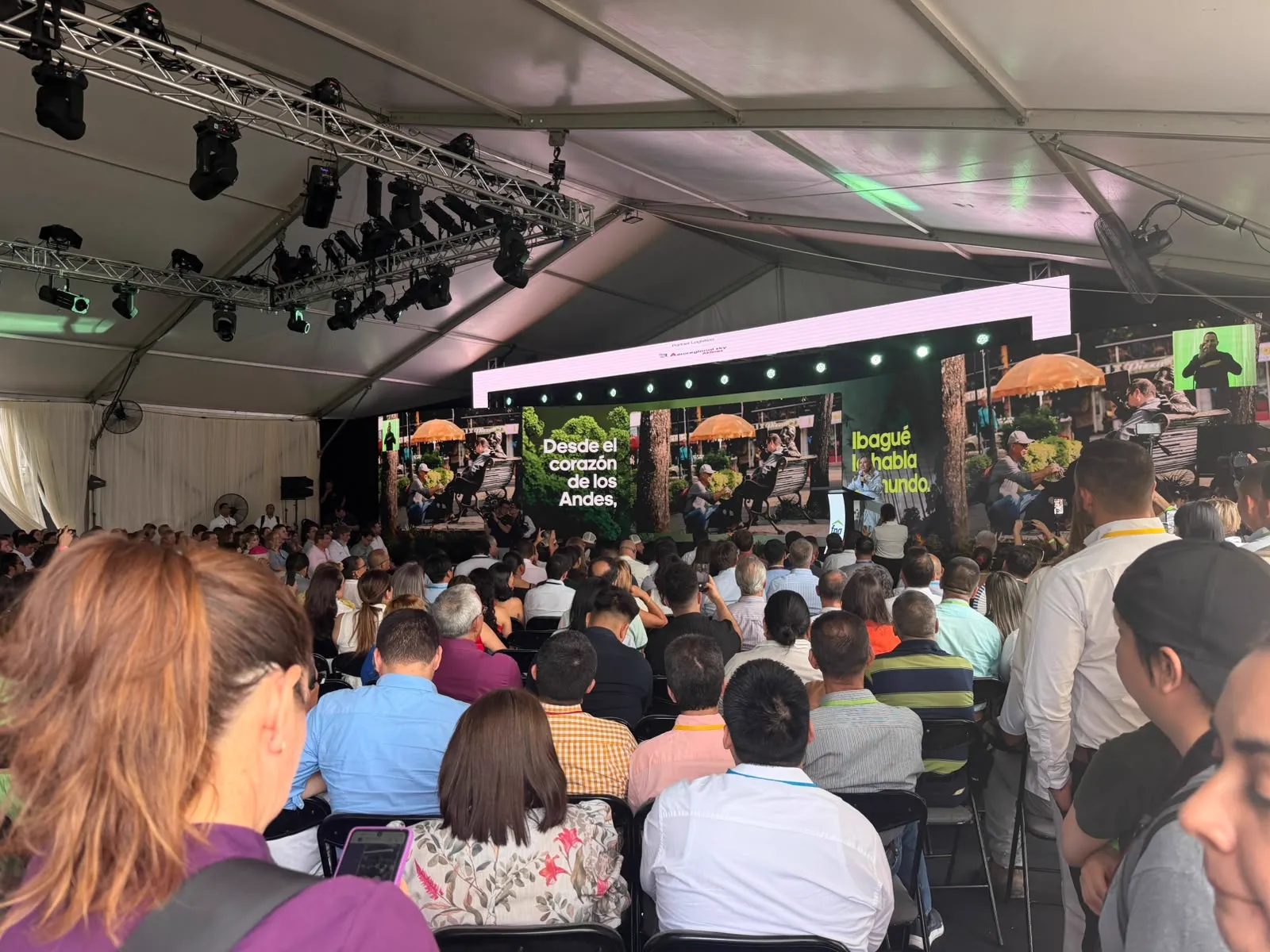 Asamblea con escenario, iluminación y pantalla LED. CLICK, logística y votación electrónica para asambleas.