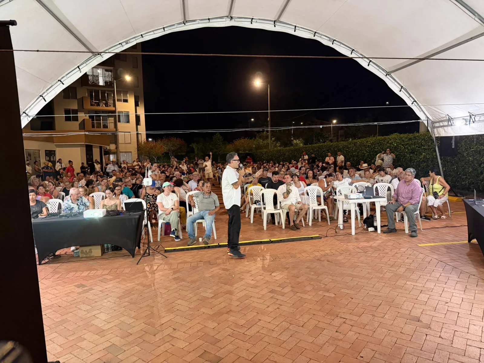Carpa tipo hangar: asamblea de noche al aire libre. CLICK, logística y votación electrónica para asambleas.