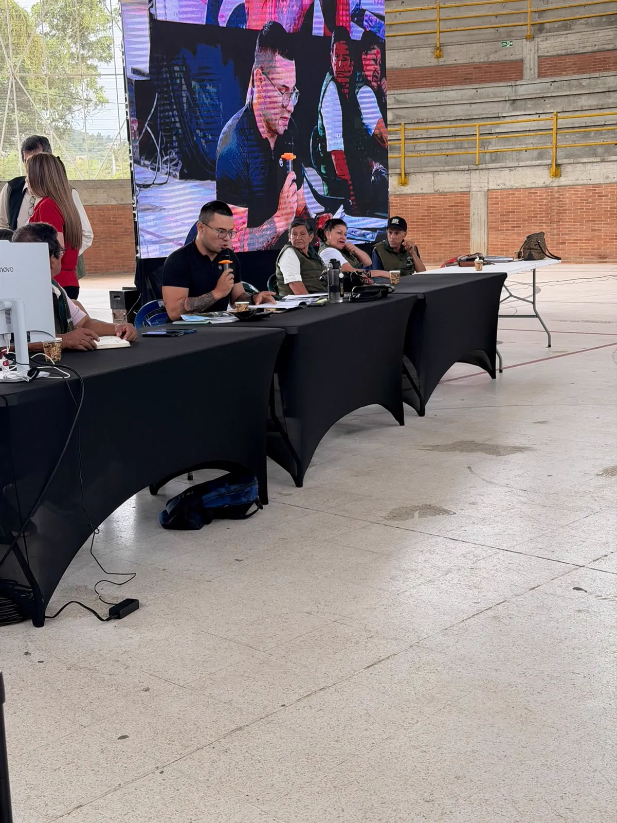 Pantalla LED propia detrás de la mesa directiva. CLICK, logística y votación electrónica para asambleas.