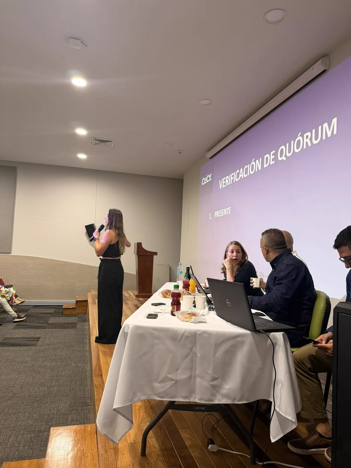 Mesa directiva con el quórum proyectado. CLICK, logística y votación electrónica para asambleas.